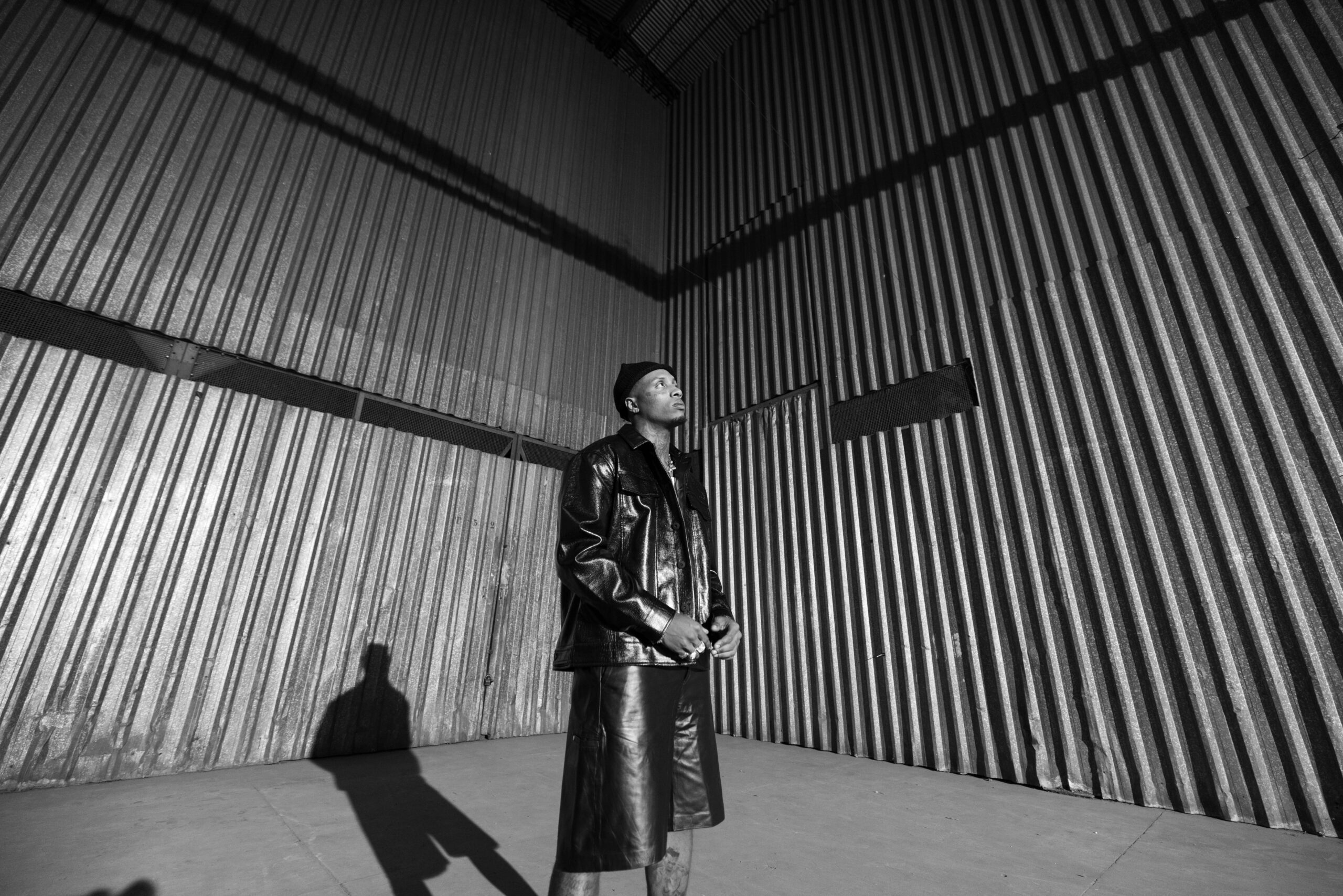 KayBlack lança o álbum "A Cara do Enquadro" misturando dores e glórias.
