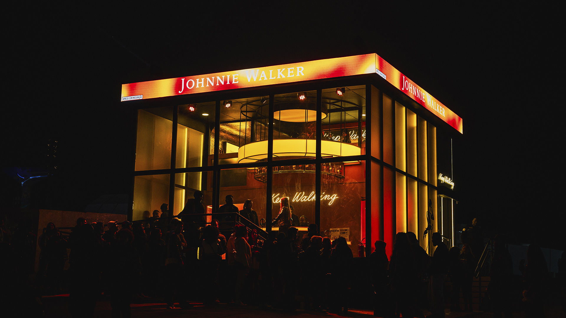 Famosos marcam presença no estande de Johnnie Walker no The Town