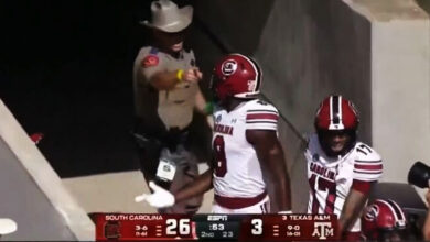 Policial do Texas é retirado de partida após esbarrar de propósito em jogadores da NCAA