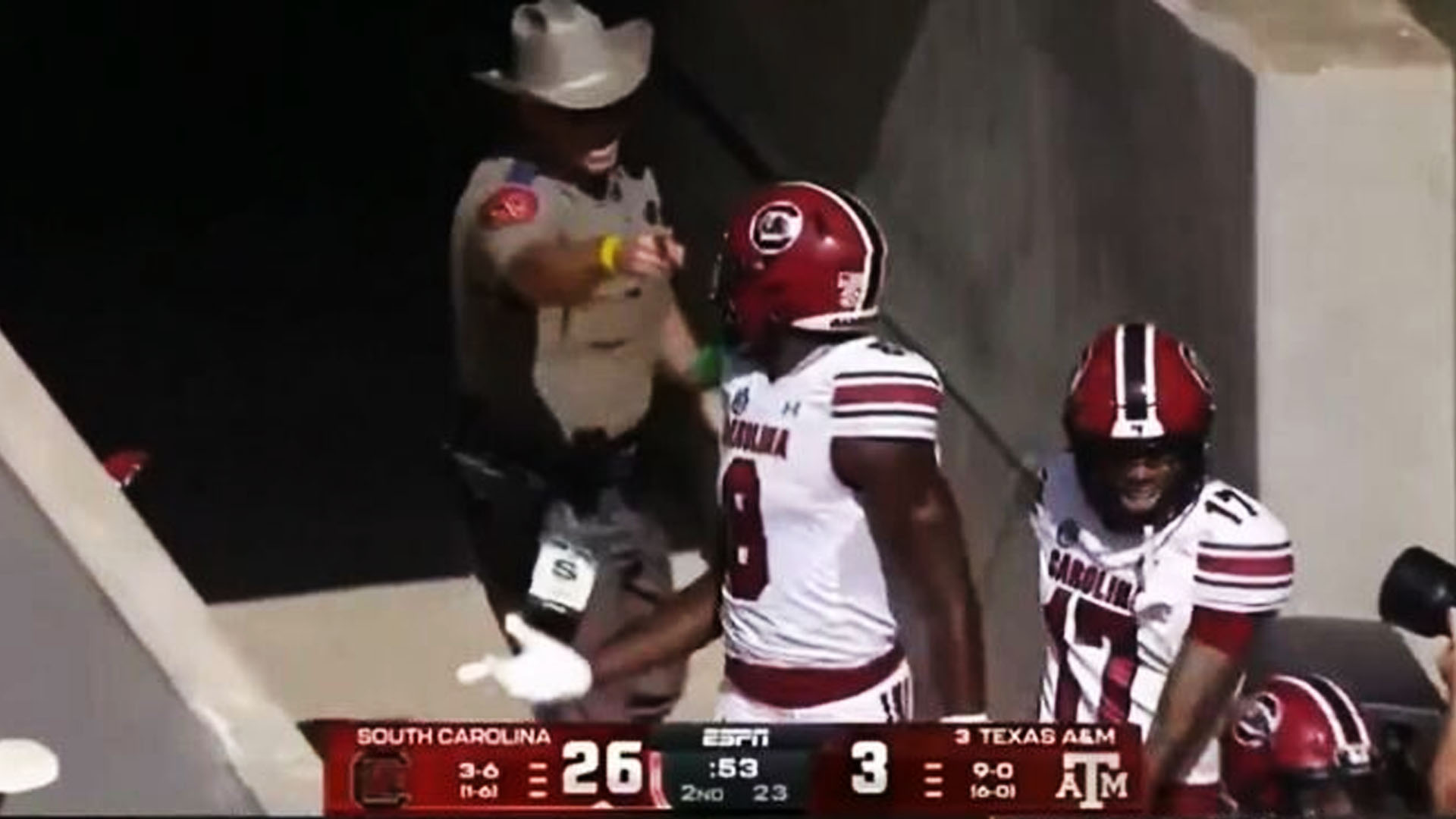 Policial do Texas é retirado de partida após esbarrar de propósito em jogadores da NCAA