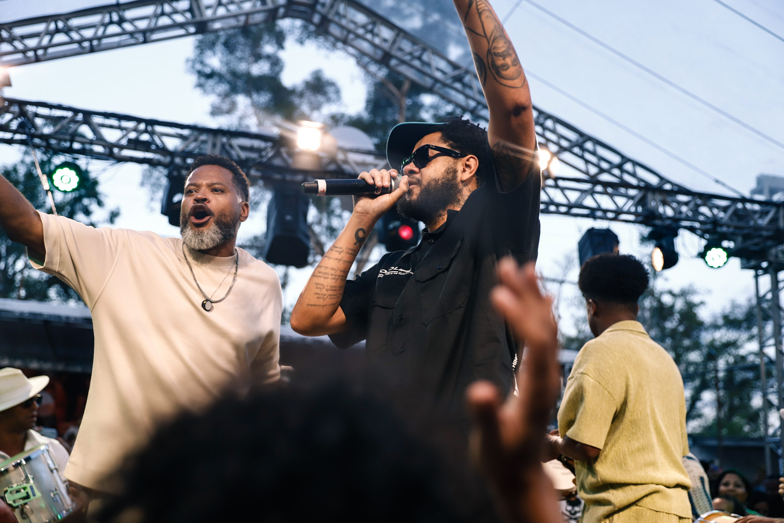 Emicida grava clipe de “Us Memo Preto Zica” com público no Quintal dos Prettos em São Paulo