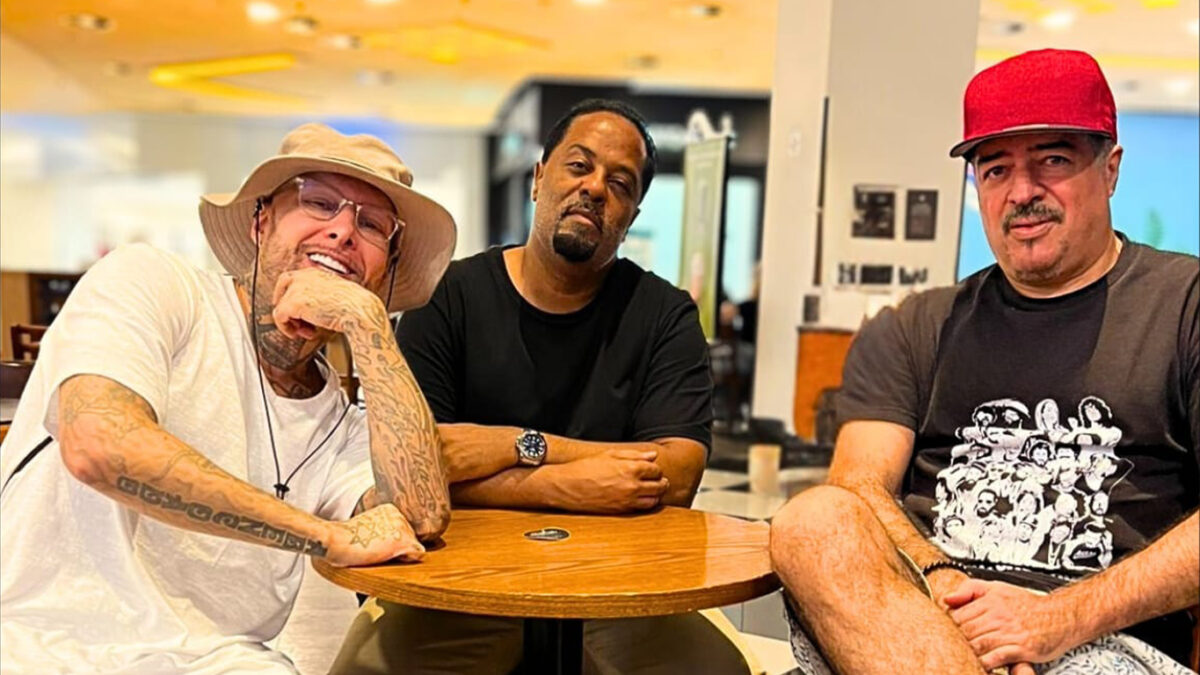 DJ Hum, Cabal e Lino Krizz enaltecem o legado do lendárioMotirô, e lançam Em Construcao