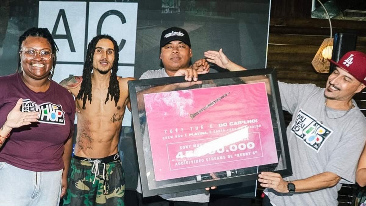 Matuê doa quadro de “Kenny G” ao Museu da Cultura Hip-Hop do RS