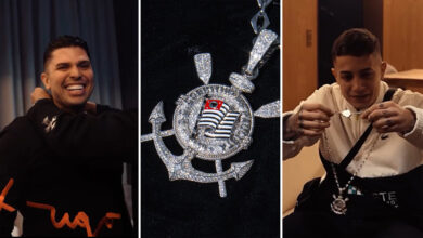 Memphis Depay presenteia MC Marks e Hariel com corrente de ouro branco personalizada do Corinthians