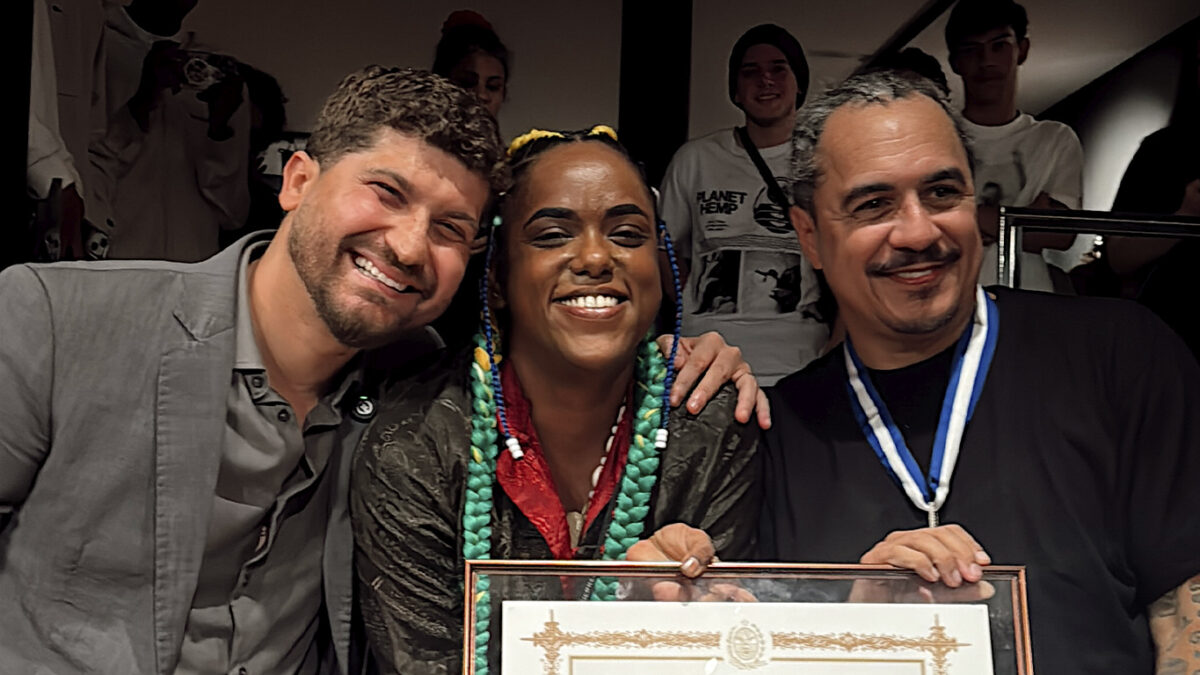 Marcelo D2 recebe Medalha Tiradentes em cerimônia no Rio de Janeiro