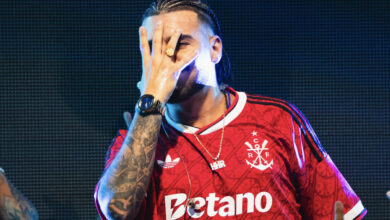 2ZDinizz surpreende fãs ao usar novo Manto 3 do Flamengo, que ainda nem foi lançado, durante show