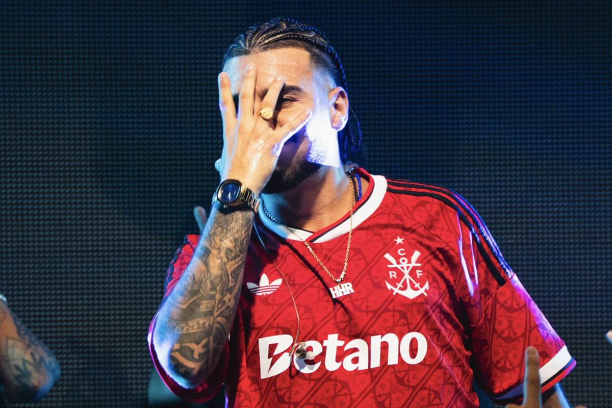 2ZDinizz surpreende fãs ao usar novo Manto 3 do Flamengo, que ainda nem foi lançado, durante show