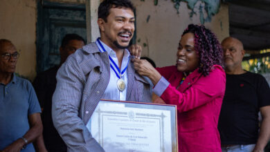 Xamã recebe Medalha Tiradentes em cerimônia íntima na casa onde foi criado em Sepetiba