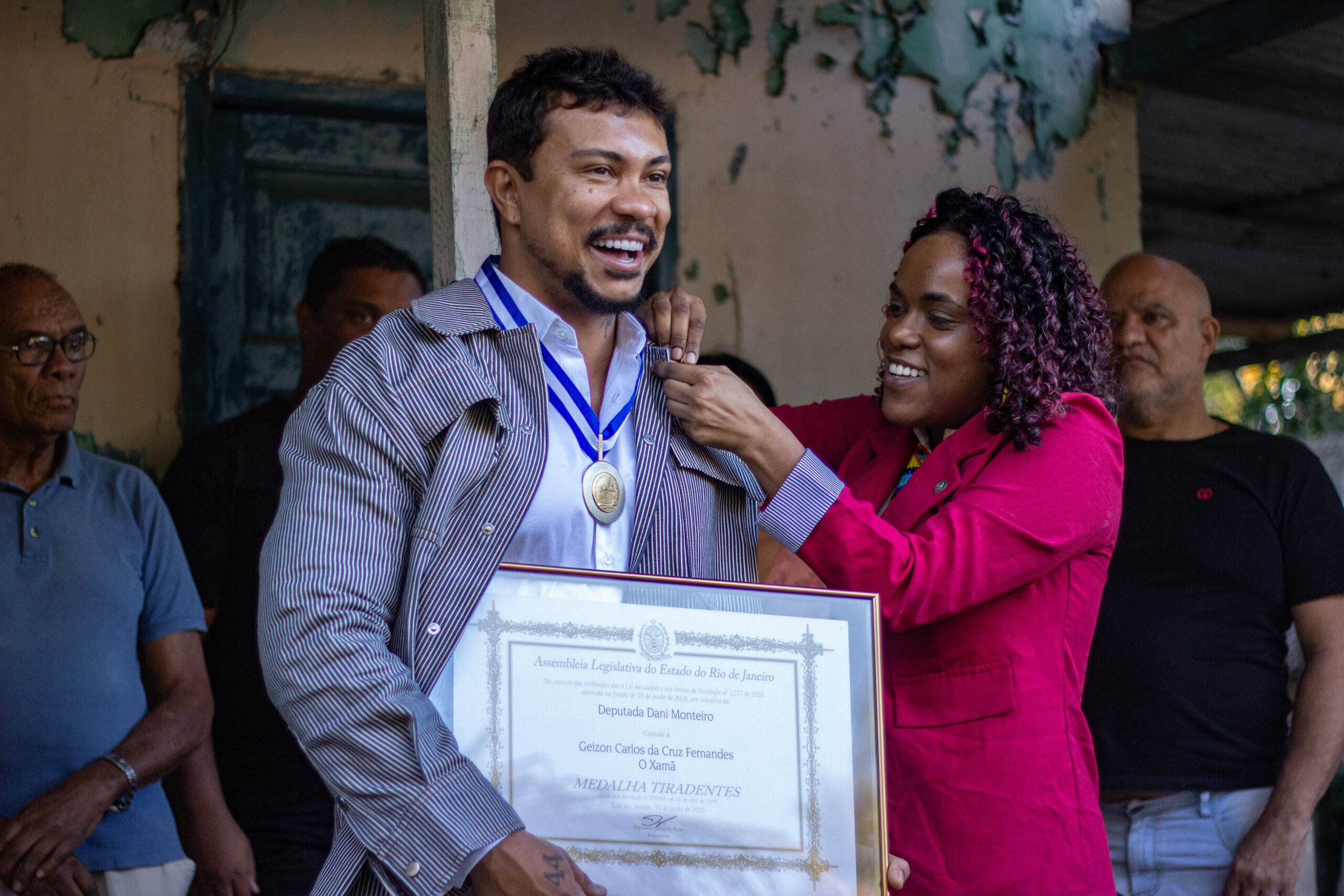 Xamã recebe Medalha Tiradentes em cerimônia íntima na casa onde foi criado em Sepetiba
