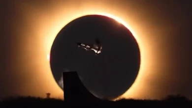 Danny León realizando manobra de skate diante do eclipse solar total