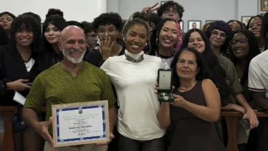 Ebony recebe Medalha Professor Darcy Ribeiro da Câmara Municipal de Queimados