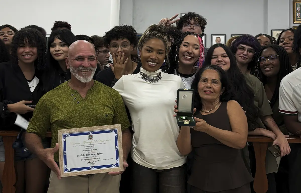 Ebony recebe Medalha Professor Darcy Ribeiro da Câmara Municipal de Queimados