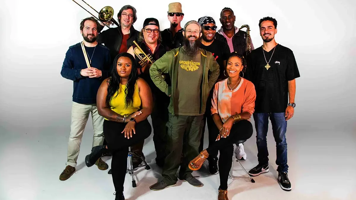 Groundation revisita Bob Marley em show que mistura reggae roots, jazz e dub em Curitiba