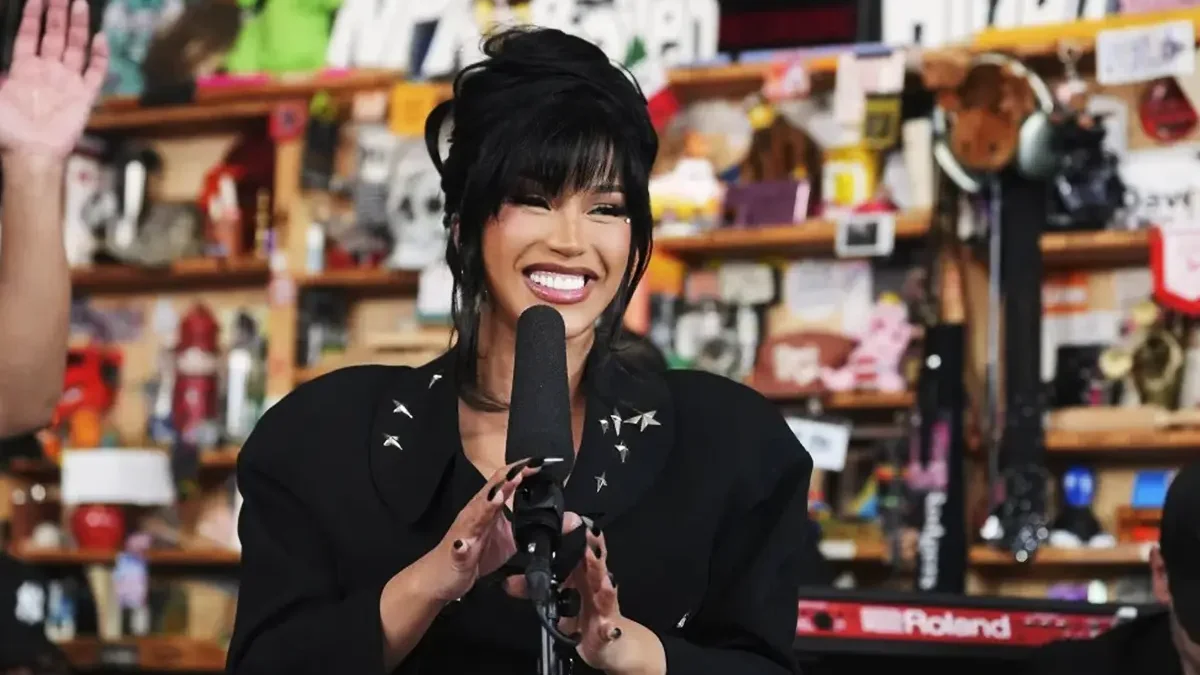 Cardi B apresenta oito músicas no Tiny Desk com banda ao vivo e muda verso de “ErrTime”